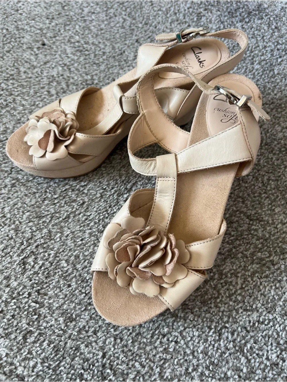 Clarks Women's Neutral Tan Floral Wedge Sandals eur size 4, USA 6,5